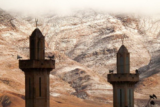 Tuyết rơi gần thị trấn Ain Sefra, Algeria - Ảnh: Geoff Robinson