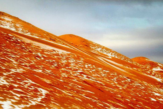 Tuyết trắng lấp ló trên cát - Ảnh: Geoff Robinson
