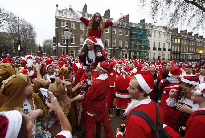 Khung cảnh nhộn nhịp “ông già Noel” vui chơi các sự kiện dịp Giáng sinh tại London (Anh) - Ảnh: Reuters