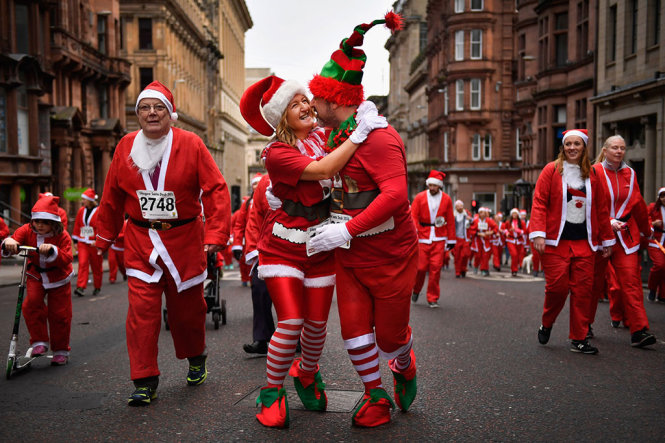 Khoảnh khắc vui nhộn của “ông già Noel” trên đường phố Glasgow (Scotland) - Ảnh: Getty