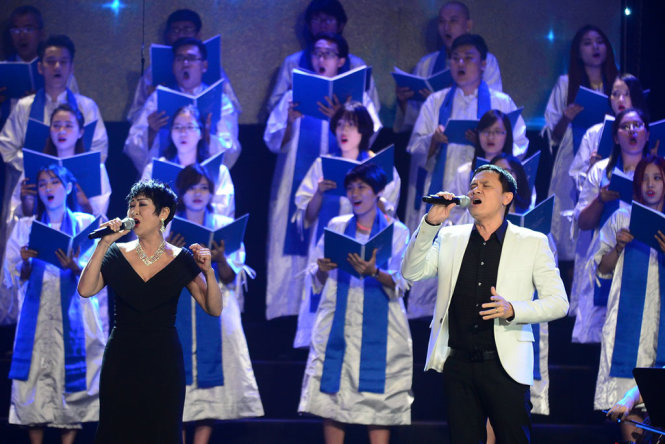 Tiết mục trình diễn ca khúc Lacrimosa của các ca sĩ Choir và Nhật Minh - Ảnh: QUANG ĐỊNH