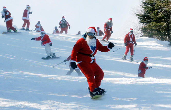 Các “ông già Noel” tham gia trượt tuyết tại khu Sunday River, Maine (Mỹ) - Ảnh: Reuters