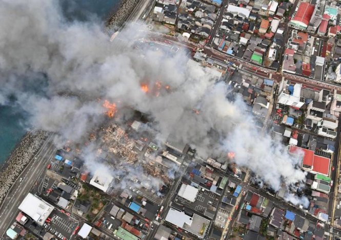 Hiện trường vụ cháy lúc buổi chiều - Ảnh: Japan Times