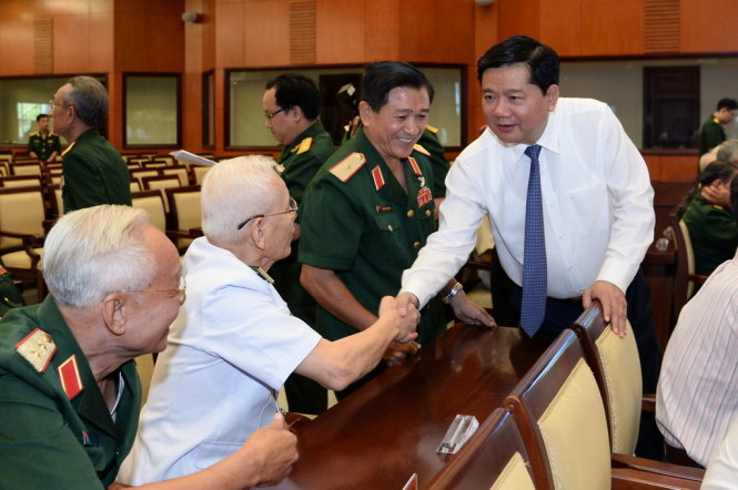 Bí thư Thành uỷ Đinh La Thăng trò chuyện vói tướng lĩnh quân đội tại Lễ trao tặng huân chương quân công kỷ niệm 70 năm ngày toàn Quốc kháng chiến và 72 năm thành lập quân đội nhân dân sáng 22-12 tại TP.HCM - Ảnh Tự Trung