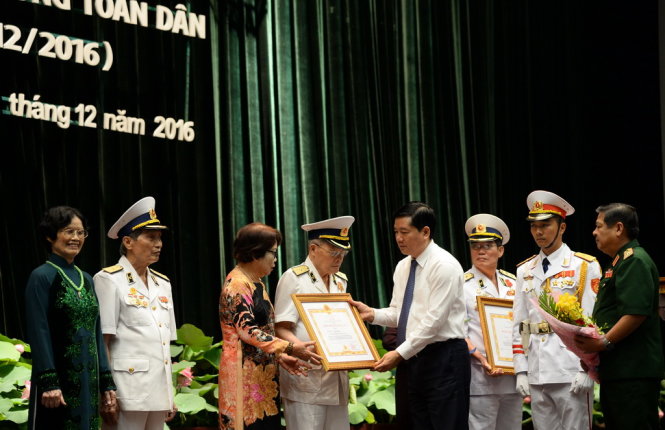 Bí thư Thành uỷ Đinh La Thăng trao huân chương quân công cho các tướng lĩnh quân đội nhân kỷ niệm 70 năm ngày toàn Quốc kháng chiến và 72 năm thành lập quân đội nhân dân sáng 22-12 tại TP.HCM - Ảnh Tự Trung