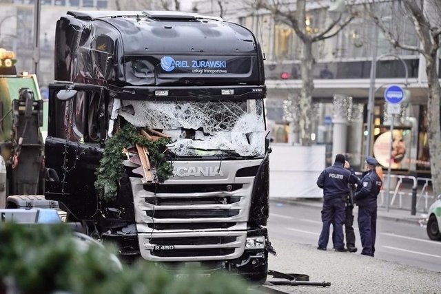 Chiếc xe tải dùng làm công cụ khủng bố. Vai trò của người tài xế Ba Lan cũng đang được điều tra - Ảnh: AFP