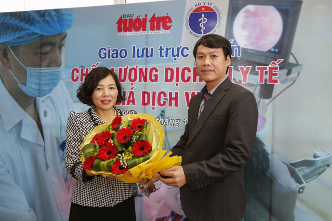 Đại diện báo Tuổi Trẻ trao hoa cho khách mời - Ảnh: Việt Dũng