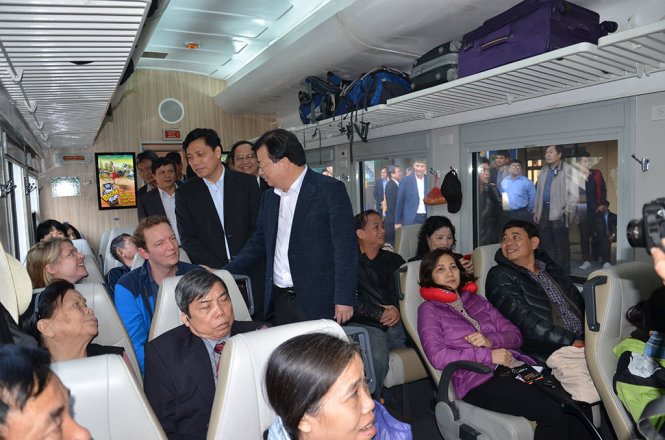 Phó Thủ tướng Trịnh Đình Dũng gặp gỡ hành khách đi tàu - Ảnh: NGỌC NĂM