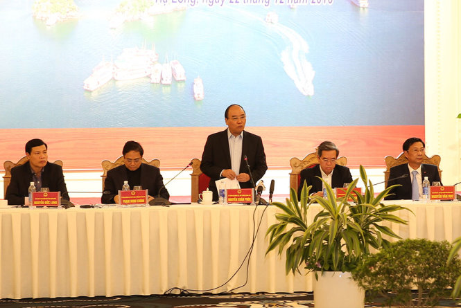 Thủ tướng Nguyễn Xuân Phúc làm việc với tỉnh Quảng Ninh - Ảnh: ĐỖ GIANG