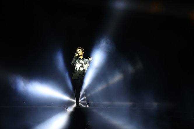 Hà Anh Tuấn xuất hiện trên sân khấu Cafe in Concert tối 22-12 -Ảnh Gia Tiến