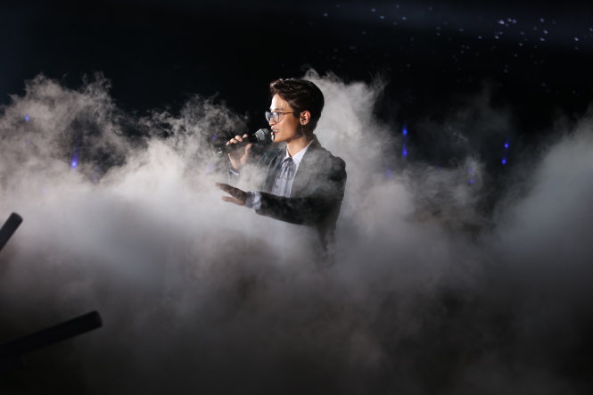 Hà Anh Tuấn đã có một đêm kỉ niệm 10 năm sự nghiệp ca hát thật trọn vẹn và đầy cảm xúc - Ảnh Gia Tiến