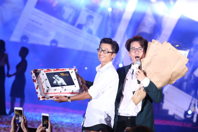 Hà Anh Tuấn được khán giả tặng bánh kém và hát mừng sinh nhật ngay trên sân khấu - Ảnh Gia Tiến
