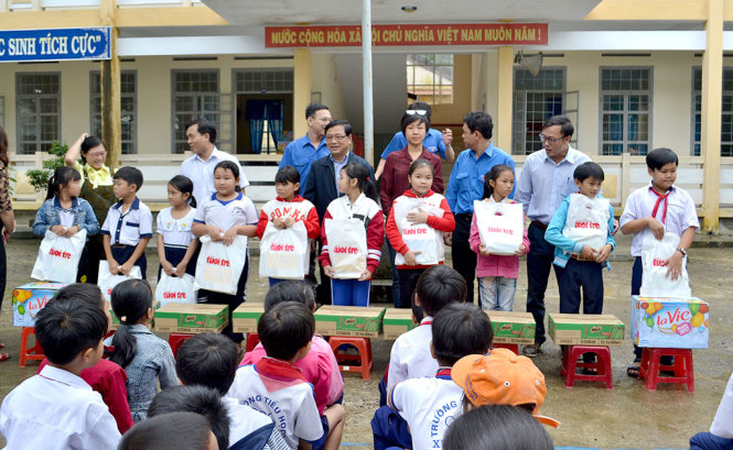 Tặng quà cho học sinh Trường tiểu học Xuân Long - Ảnh: DUY THANH