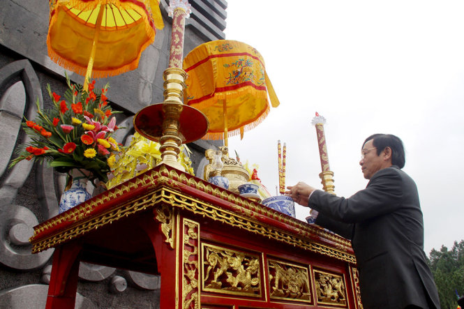 Dâng hương lên hương án đặt ngay dưới chân tượng đài vua Quang Trung tại núi Bân (TP Huế) -Ảnh: NHẬT LINH