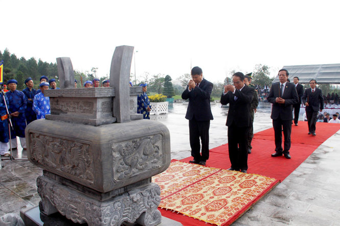 Đại diện chính quyền dâng hương tưởng niệm vua Quang Trung -Ảnh: NHẬT LINH