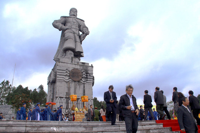 Đông đảo người dân đến dâng hương tửng niệm vua Quang Trung, người làm nên chiến thắng Ngọc Hồi - Đống Đa lịch sử. Ảnh: NHẬT LINH