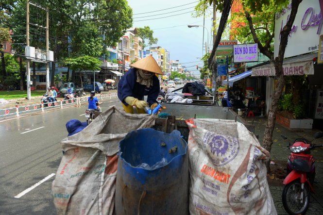 Các loại xe thu gom rác thô sơ cần sớm được hỗ trợ thay thế nhằm đảm bảo an toàn, vệ sinh... trong quá trình thu gom rác ở khu dân cư - Ảnh: HỮU THUẬN
