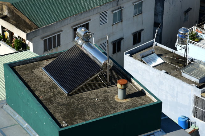 Những bình nước nóng hoạt động bằng năng lượng mặt trời tại Q.Phú Nhuận, TP.HCM - Ảnh: HỮU THUẬN