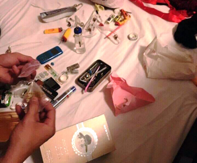 Tang vật thu được khi kiểm tra ma túy trong khách sạn rạng sáng 21-12 - Ảnh: SƠN BÌNH