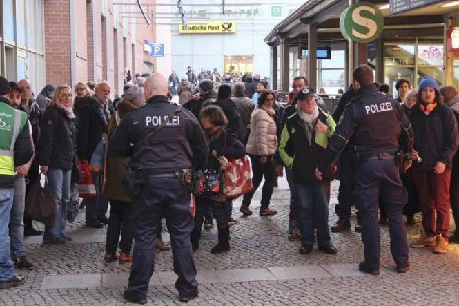 Cảnh sát Đức làm nhiệm vụ gần trung tâm mua sắm Schoenhauser Allee ở Berlin, hôm 22-12-2016 - Ảnh: REUTERS