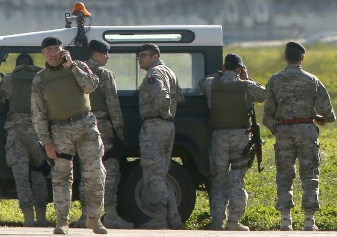 Lực lượng an ninh tại sân bay nơi chiếc máy bay đáp xuống - Ảnh: REUTERS