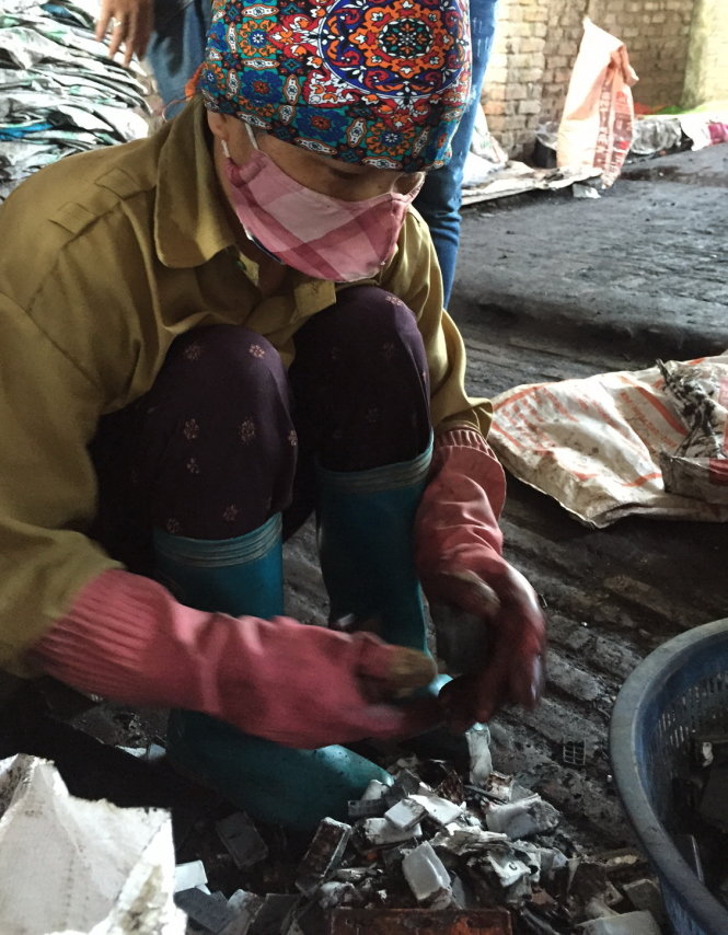 Người dân đập bình ăcquy lấy chì tại một làng nghề ở Hưng Yên - Ảnh: L.Anh