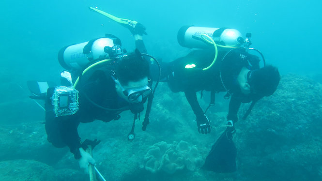 Các nhà khoa học trên chuyến hải trình của tàu Viện sĩ Oparin lặn khảo sát thu thập mẫu vật ở đáy biển miền Trung - Ảnh: Viện Hải dương học Nha Trang
