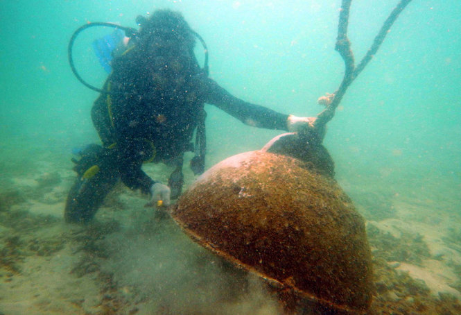 Một cái phao tại khu vườn ươn san hô bị hư được nhân viên khu bảo tồn biển láy lên thay thế - Ảnh: HỮU KHOA