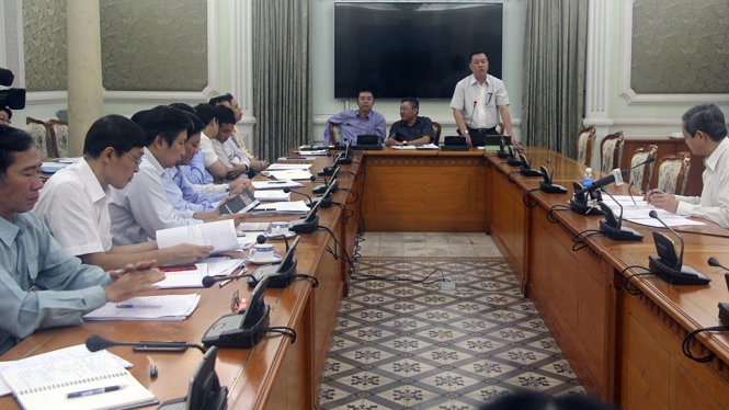 Phó chủ tịch UBND TP Lê Văn Khoa (bên phải) nghe các đơn vị báo cáo kế hoạch vận tải phục vụ tết - Ảnh Q.KHẢI