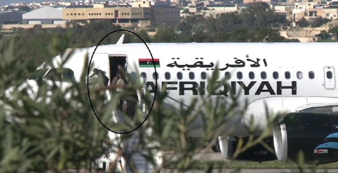 Hình ảnh từ truyền hình Malta cho thấy một số hành khách đã được cho rời máy bay bị không tặc - Ảnh: RT