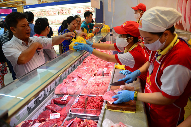 Người dân mua thịt heo tại siêu thị Co.op Mart Quang Trung, 
Q.Gò Vấp, TP.HCM - Ảnh: QUANG ĐỊNH