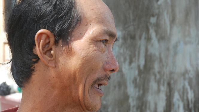 Ông Phan Văn Tiến – một trong 11 hộ dân bị mất nhà cửa hoàn toàn bật khóc khi nhìn về ao tôm trị giá hàng trăm triệu đồng và là nguồn thu nhập duy nhất của gia đình đã bị lũ cuốn sạch chỉ trong vài giờ đồng hồ - Ảnh: B.D