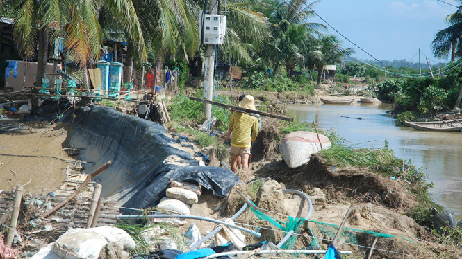 Một góc xóm nghèo Xuân Cỏ sau bão lũ. Nước đã cuốn đi tất cả nhưng không cuốn trôi được ý chí sắt đá của những người dân nghèo nơi đây - Ảnh: B.D