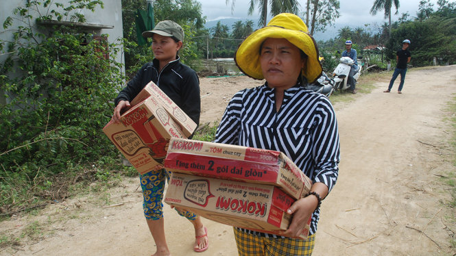 Sau bão lũ, người dân ở các thôn xóm lại nắm lấy tay nhau vượt qua khó khăn. Những hộ bị ảnh hưởng nhẹ hơn sau khi dọn dẹp xong nhà cửa lại tiếp tục đi “cứu trợ” những gia đình bị mất nhà cửa trong lũ - Ảnh: B.D