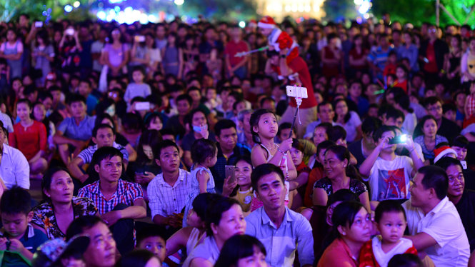 Hàng ngàn khán giả xem qua một màn hình lớn trên phố đi bộ - Ảnh: Quang Định