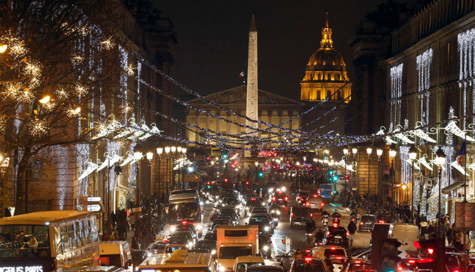 Đường phố Paris lộng lẫy đèn trang trí đón Giáng sinh - Ảnh: REUTERS