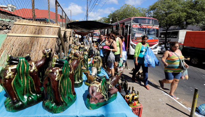 Một quầy bán tượng trang trí Giáng sinh Tại Paraguay - Ảnh: REUTERS