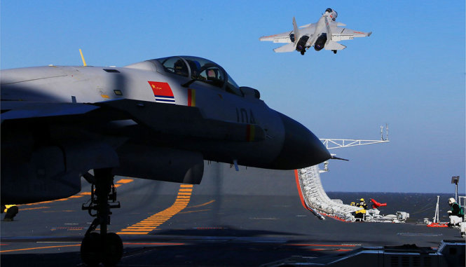 Máy bay chiến đấu J-15 trên hàng không mẫu hạm Liêu Ninh tập trận ở Hoàng Hải - Ảnh: REUTERS