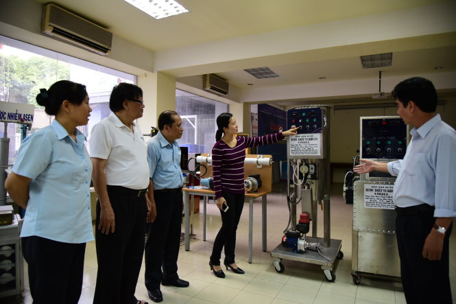 Chiều 23-12, cán bộ Sở Khoa học và công nghệ TP.HCM giới thiệu về máy lọc nước diệt vi khuẩn, tại Chợ trưng bày, giới thiệu thiết bị công nghệ  ở số 79 Trương Định, quận 1, TP.HCM - Ảnh: H.THUẬN