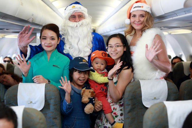 Ông già Noel Vietnam Airlines và nàng công chúa tuyết Jetstar Pacific mang niềm vui bất ngờ tới hành khách 3 miền. Ảnh: Minh Ngọc
