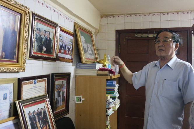 Ông Chan Long, chủ tịch Hội Phát triển kinh tế Việt Nam - Campuchia - Lào, kể về những năm tháng thăng trầm của tiểu thương gốc Việt ở Phnom Penh - Ảnh: YẾN TRINH