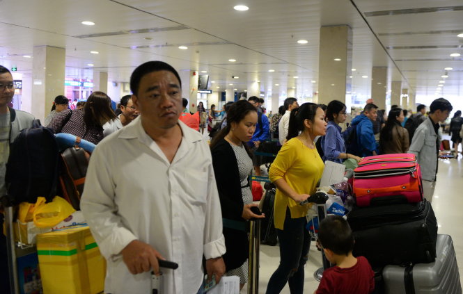 Sân bay Tân Sơn Nhất cần phải cải tạo cơ sở hạ tầng để tránh quá tải dịp tết - Ảnh: HỮU KHOA