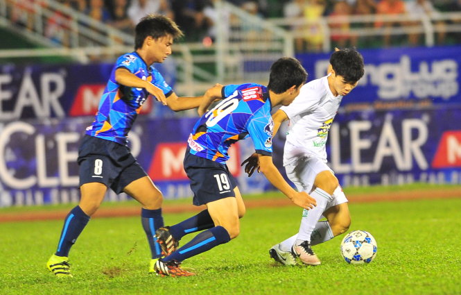 Công Phượng đi bóng trong vòng vây các cầu thủ U-21 Yokohama. Ảnh: S.H