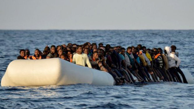 Người di cư mạo hiểm vượt biển trên những con thuyền cao su kém an toàn - Ảnh: AFP