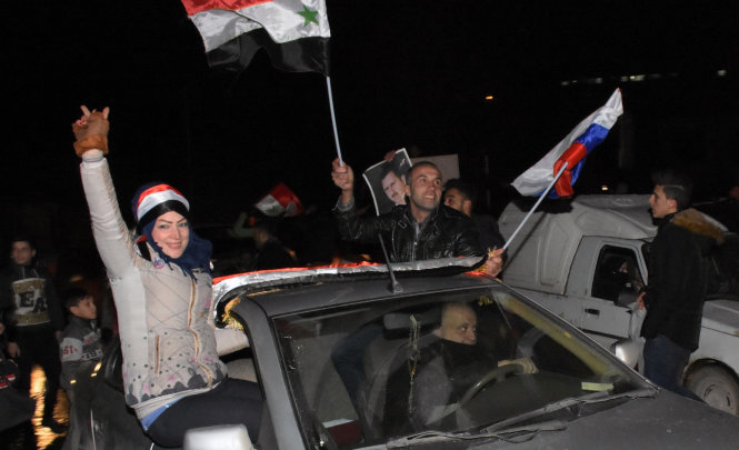 Người dân Syria vui mừng trước chiến thắng của quân đội chính phủ và đồng minh tại chiến địa Aleppo ngày 22-12 - Ảnh: AFP