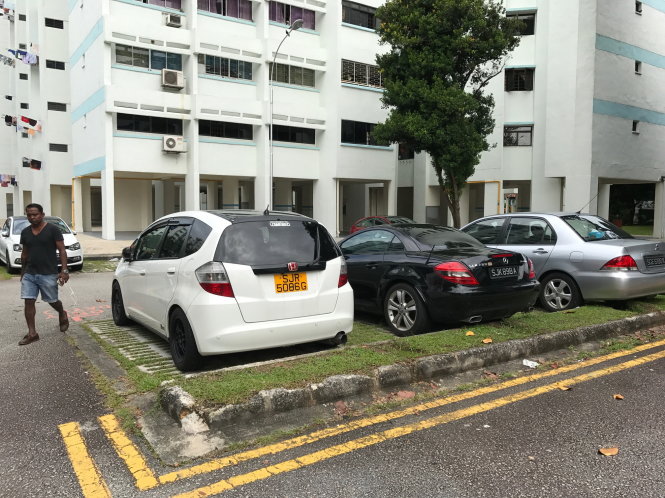 Xe tư nhân ở Singapore được quản lý bằng nền màu vàng, chữ đen và nền màu đen, chữ trắng - Ảnh: L.Nam