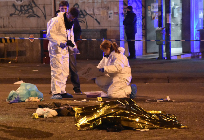 Các nhân viên điều tra Ý làm việc bên thi thể Anis Amri ở Milan - Ảnh: Reuters