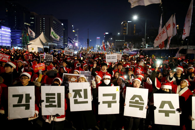 Hàng trăm ngàn người xuống đường biểu tình đòi tổng thống Park Geun Hye từ chức ở Seoul đêm Giáng Sinh 24-12 - Ảnh: Reuters