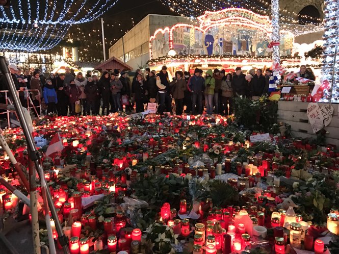 Nến, hoa và thông điệp tưởng nhớ các nạn nhân vụ khủng bố ngày 19-12 tại khu chợ Giáng sinh Đức (ảnh chụp ngày 23-12) - Ảnh: M.Anh