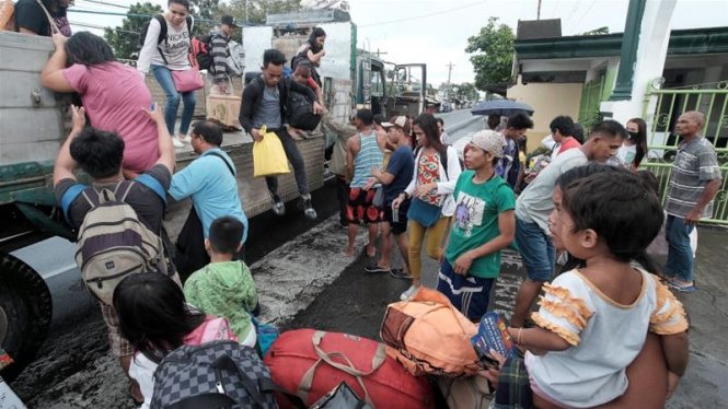 Do bão Nock-ten, hàng ngàn người dân Philippines phải sơ tán ngay trong ngày Giáng sinh - Ảnh: EPA